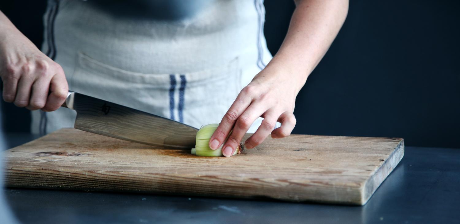 Slicing onion - Caroline Attwood / Unsplash