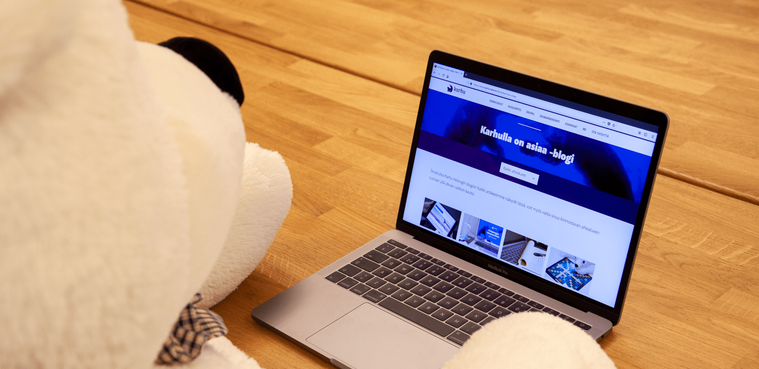 Valtava jääkarhupehmolelu lukee Karhu Helsingin blogia kannettavalta tietokoneelta